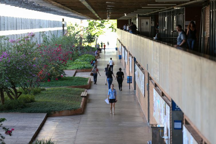 Brasília - Incluída no rodízio de abastecimento do DF, a Universidade de Brasília (UnB) está tomando medidas para reduzir o consumo de água, como adiar o início das aulas no principal campus da instituição em função do racionamento (Fabio