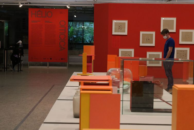 Reabertura do Museu de Arte de São Paulo - Masp conta com exposição do artista Hélio Oiticica, na Avenida Paulista.