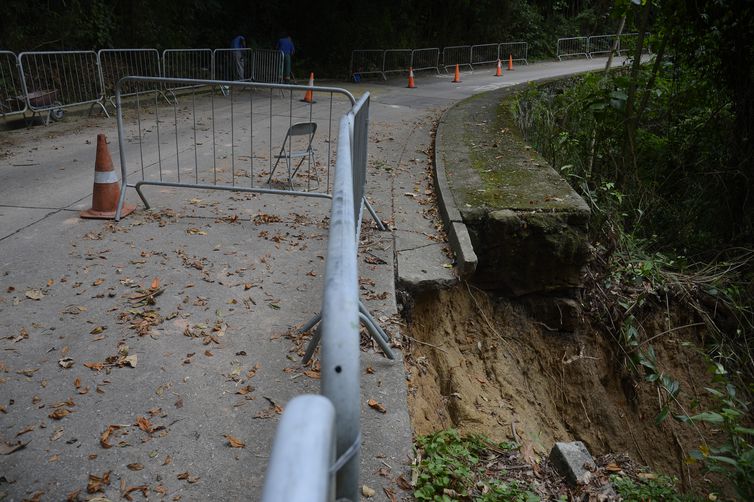 Estrada das Paineiras ainda afetada por deslizamentos de terra das chuvas que atingiram o Rio de Janeiro na semana passada e prejudicam o acesso ao Cristo Redentor e Parque Nacional da Tijuca.