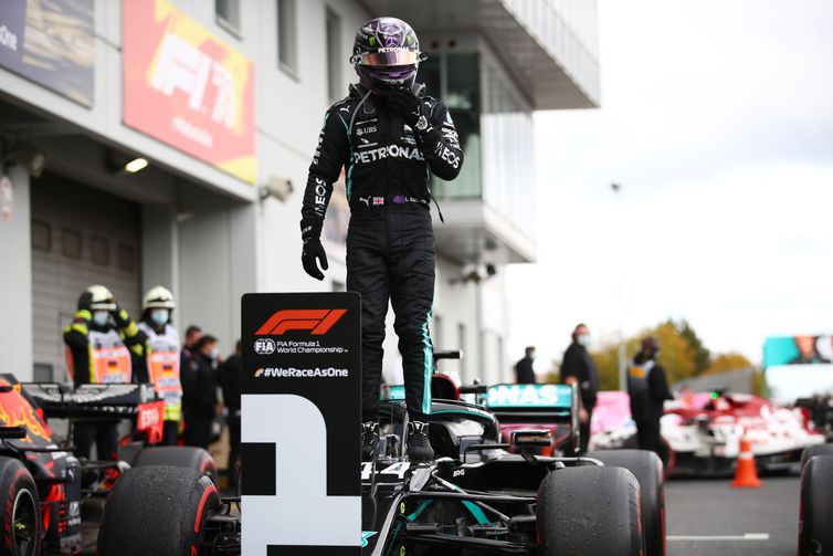 Lewis Hamilton comemora após vencer a corrida do Grande Prêmio de Fórmula 1 e iguala recorde de 91 vitórias de Michael Schumacher