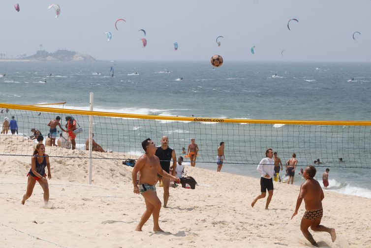 Cariocas aproveitam manhã sábado com  calor para se refrescar na praia do Leblon