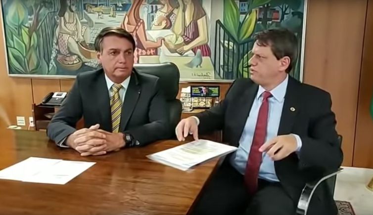 Presidente Jair Bolsonaro participa de transmissão ao vivo ao lado do ministro da Infraestrutura, Tarcísio Freitas. 