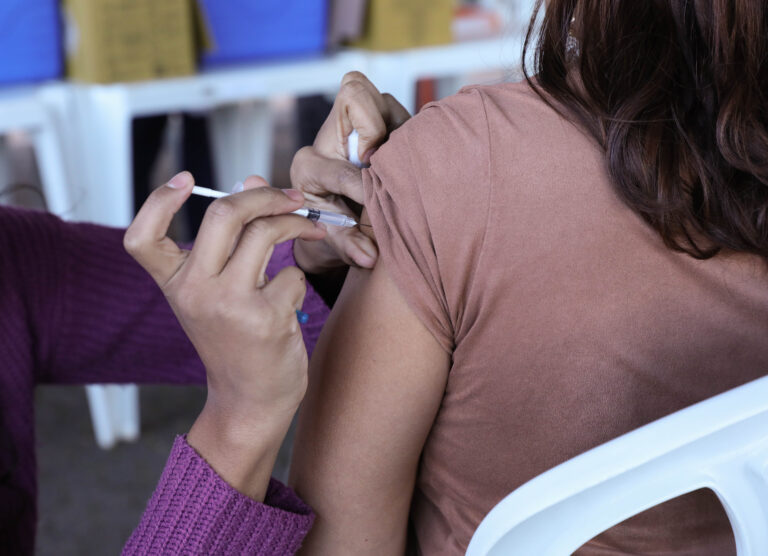 A programação de vacinação ocorrerá normalmente nesta sexta-feira, com aplicação em pontos móveis, conforme relação de locais disponíveis no site da Saúde | Foto: Gabrielli Oliveira/Seplad