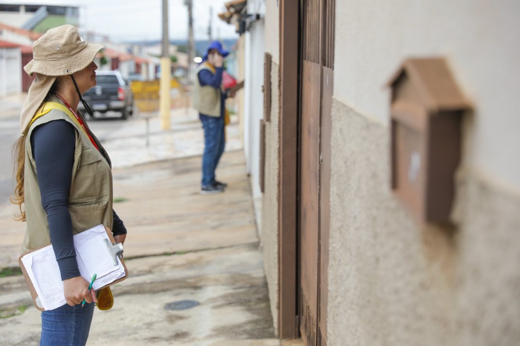 Diariamente, centenas de profissionais dos 15 núcleos de Vigilância Ambiental vistoriam imóveis em busca no combate ao mosquito Aedes aegypti nas regiões administrativas do DF | Foto: Geovana Albuquerque/Agência Brasília