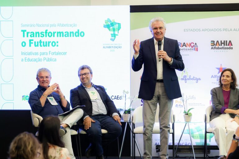 Caiado destaca avanço da alfabetização em Goiás durante seminário em Fortaleza