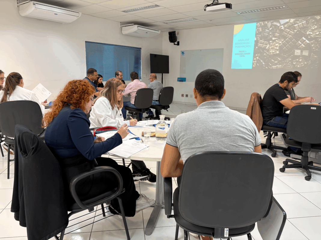 Colaboradores durante o curso promovido pelo Laboratório de Orgânica do Controle de Qualidade. Foto: Sabesp/Divulgação.