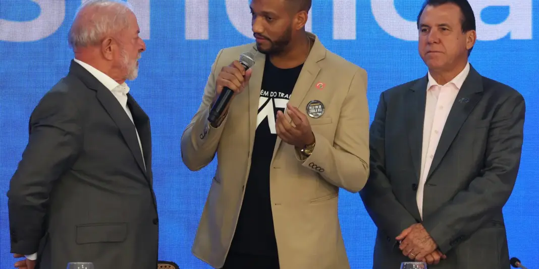 Lula pede apoio das centrais sindicais para acabar com a escala 6x1