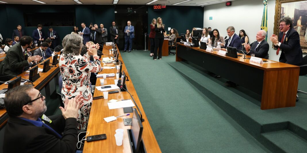 CCJ aprova admissibilidade de propostas que eliminam escala 6x1