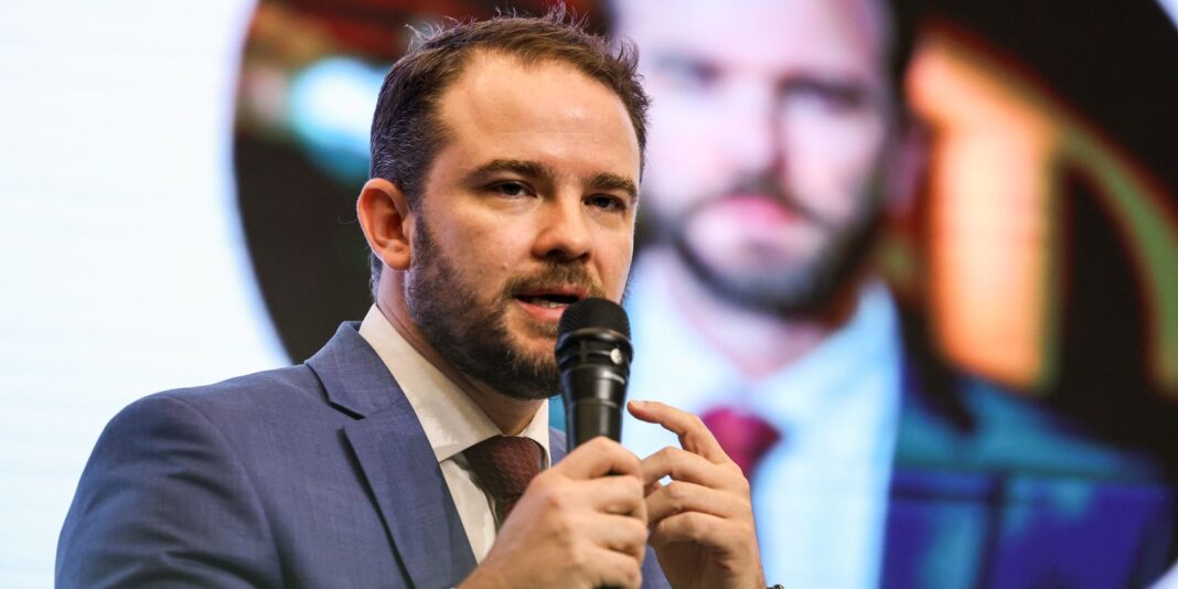 Durigan assume a Fazenda enfrentando pressão fiscal e desafios deixados por Haddad