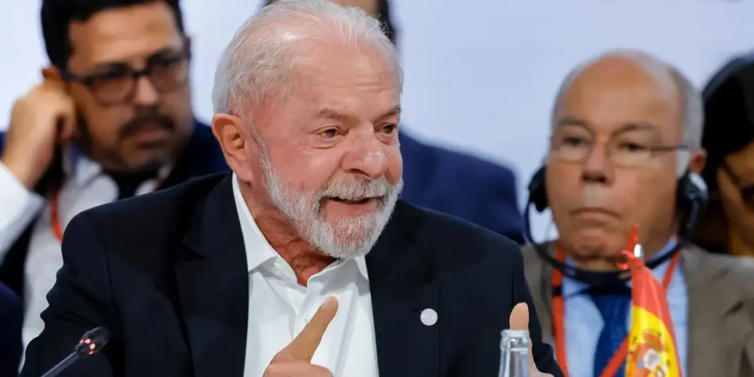 Lula defende o fim da jornada 6x1 e ressalta que os ganhos devem ser distribuídos de forma equitativa.