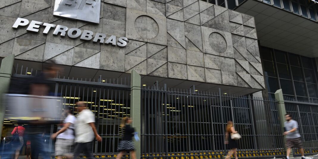 Petrobras demite diretor responsável por venda de gás com 100% de ágio