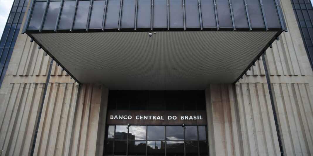 Copom define taxa Selic em contexto de conflito e inflação em alta