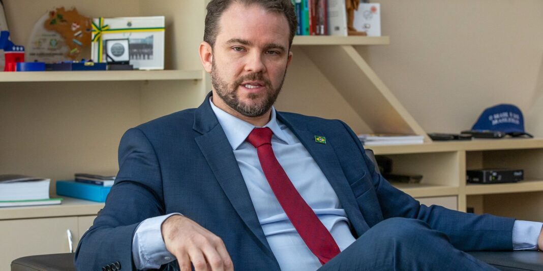 Governo analisa possibilidade de utilização do FGTS para pagamento de dívidas, afirma Durigan