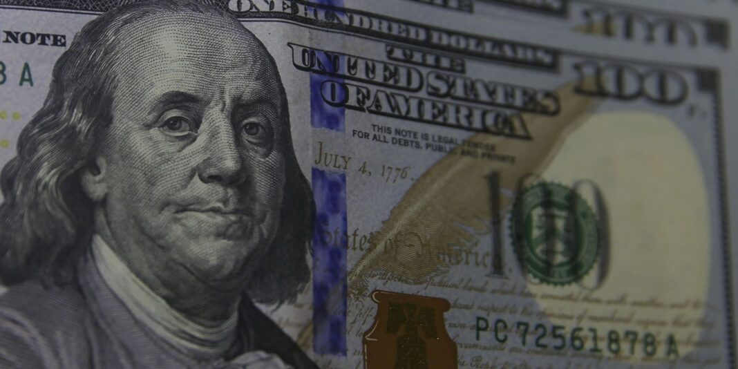 Dólar recua para R$ 5,06 e bolsa atinge recorde com alívio no Oriente Médio