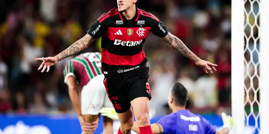 Flamengo derrota Fluminense no Brasileirão com dois gols de Pedro