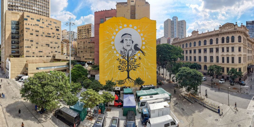 Ailton Krenak recebe homenagem com mural em edifício de São Paulo