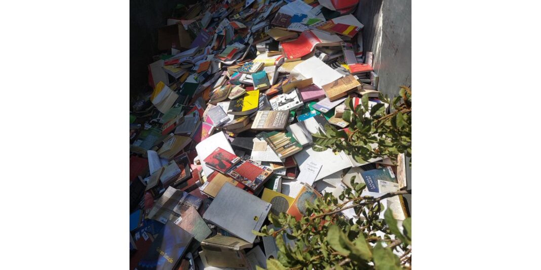 Prefeitura de Osasco descarta livros da biblioteca municipal