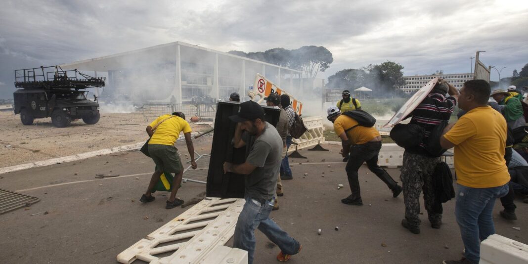 Moraes determina prisão domiciliar para Fátima de Tubarão e mais 18 idosos envolvidos nos atos de 8 de janeiro
