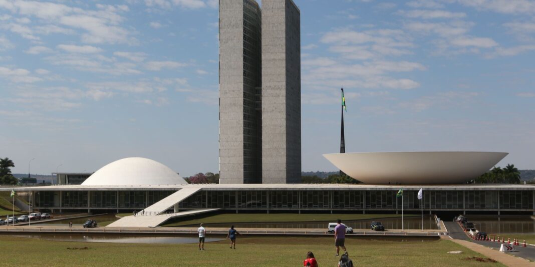 Alcolumbre divide votação do PL da Dosimetria; governo denuncia manobra