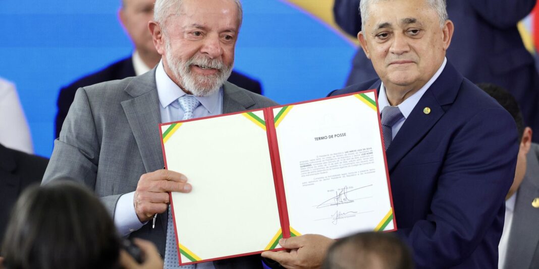 José Guimarães toma posse no ministério e enfatiza a luta contra o fascismo