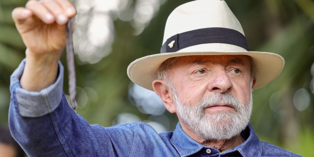 Lula viaja a São Paulo para realizar procedimento de remoção de excesso de pele no couro cabeludo e tratamento de tendinite