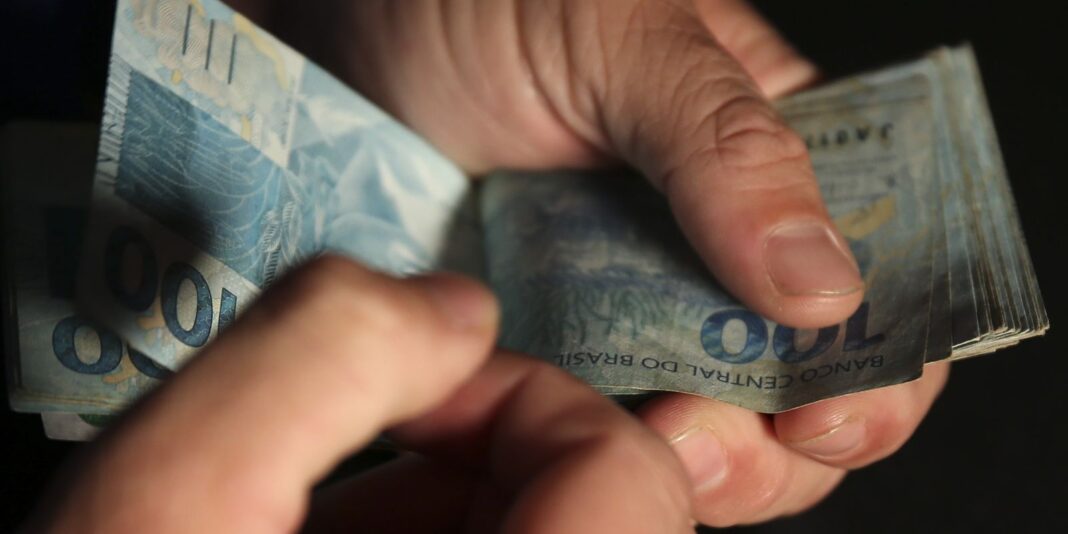 Salário médio do trabalhador atinge novo recorde de R$ 3.722