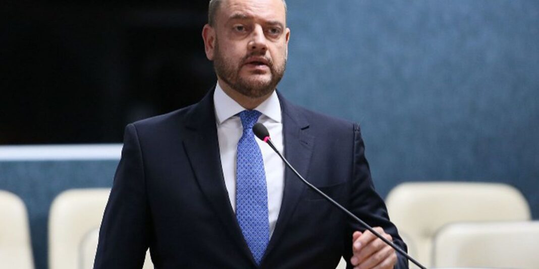 Governador em exercício do Rio realiza alterações na liderança de secretarias