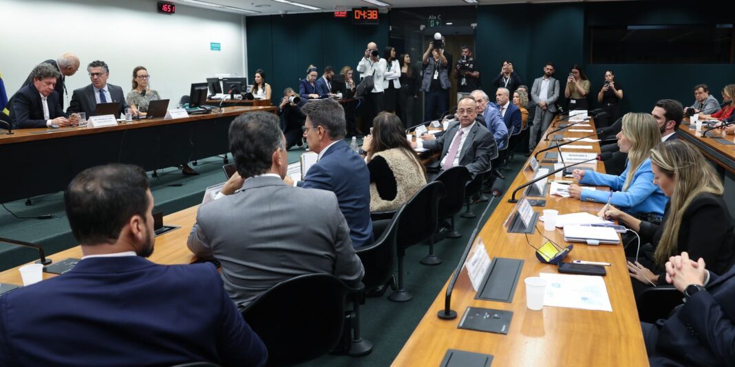 Pedido de vista prorroga votação da PEC que extingue a escala 6X1