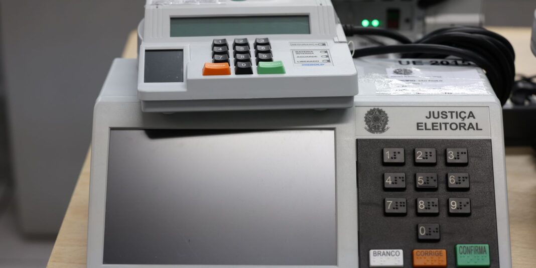 Pesquisa revela que desinformação sobre eleições foca em urnas eletrônicas