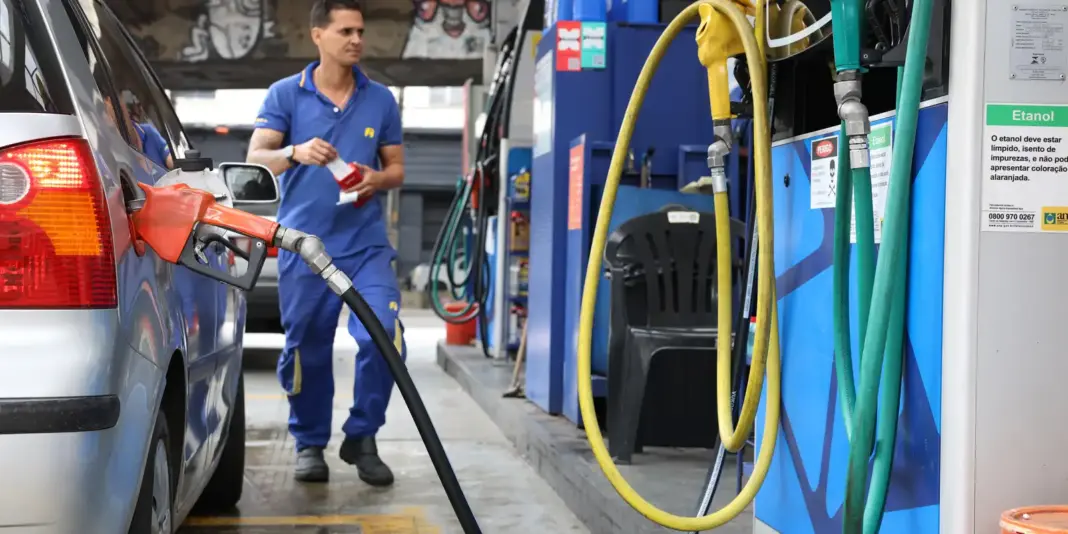 Governo sugere subvenção de R$ 0,44 por litro para a gasolina