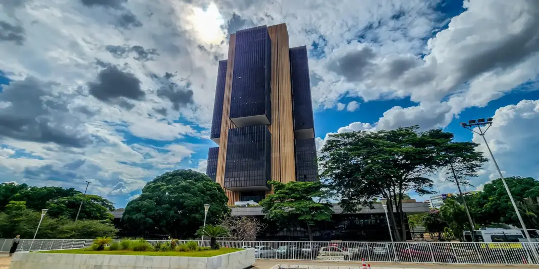 Economistas afirmam que juros impactam a dívida mais do que gastos públicos