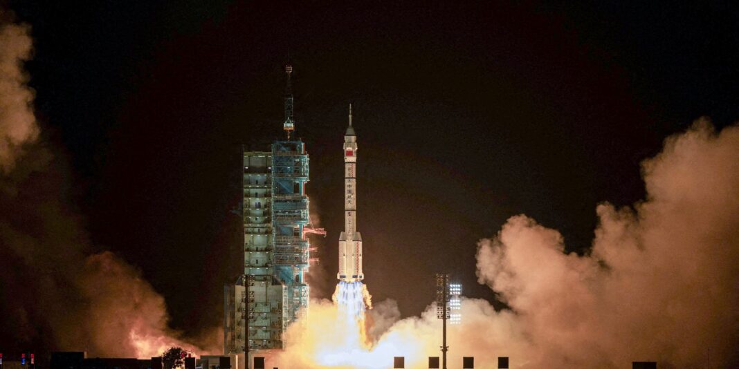 China envia astronauta para missão espacial com duração de um ano