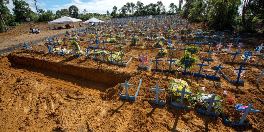 Negacionismo resultou em perda de 3,4 anos de vida para brasileiros durante a pandemia