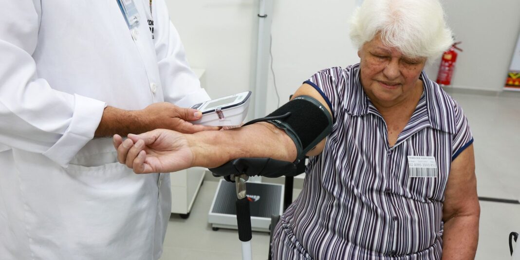 Pessoas com 50 anos ou mais representarão metade do consumo em saúde até 2044