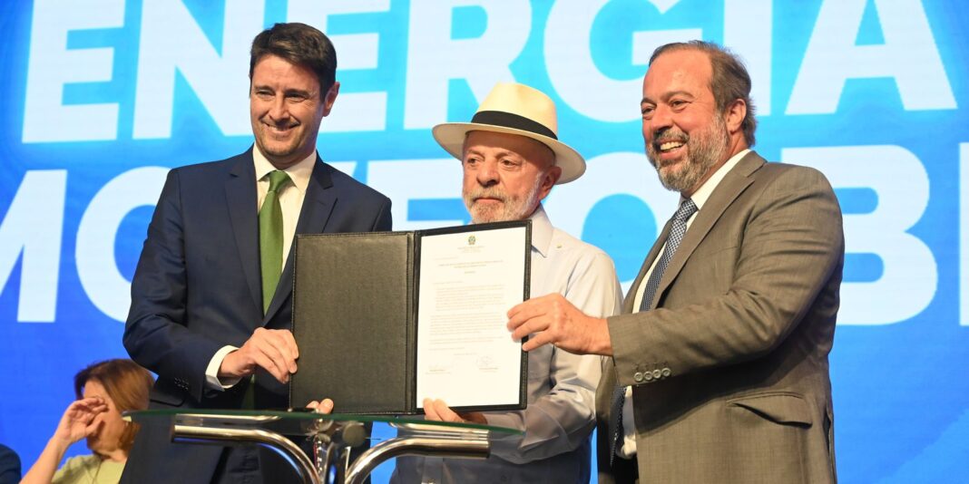 Governo renova contratos com distribuidoras de energia em 13 estados brasileiros