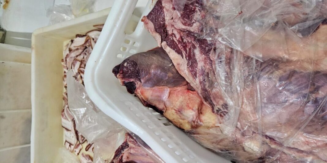 Procon Goiás apreende mais de 215 quilos de carnes impróprias em supermercado de Goiânia
