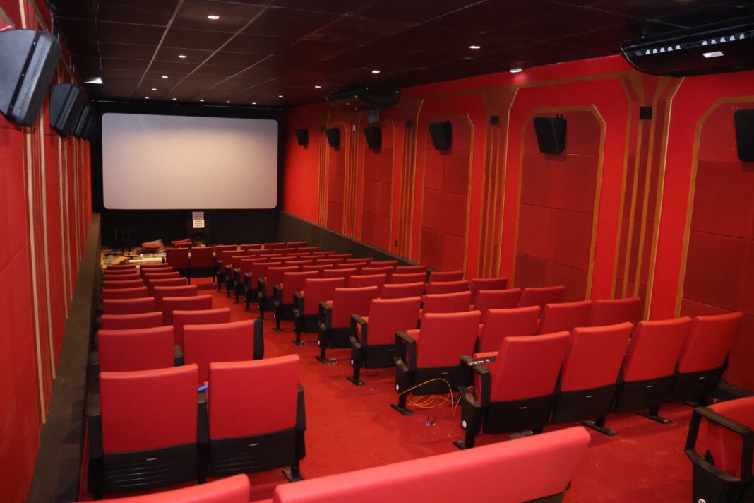 Fim de semana oferece opções de cinema, comédia e exposições artísticas para diferentes públicos