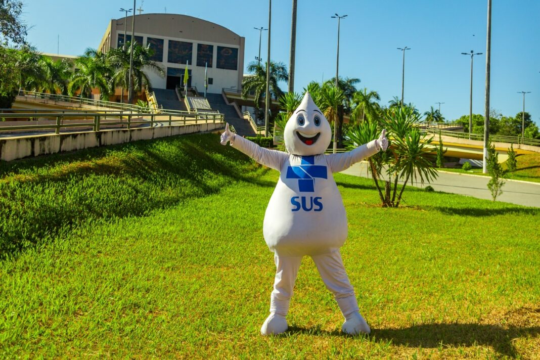 Zé Gotinha visita Aparecida e Trindade para promover a vacinação