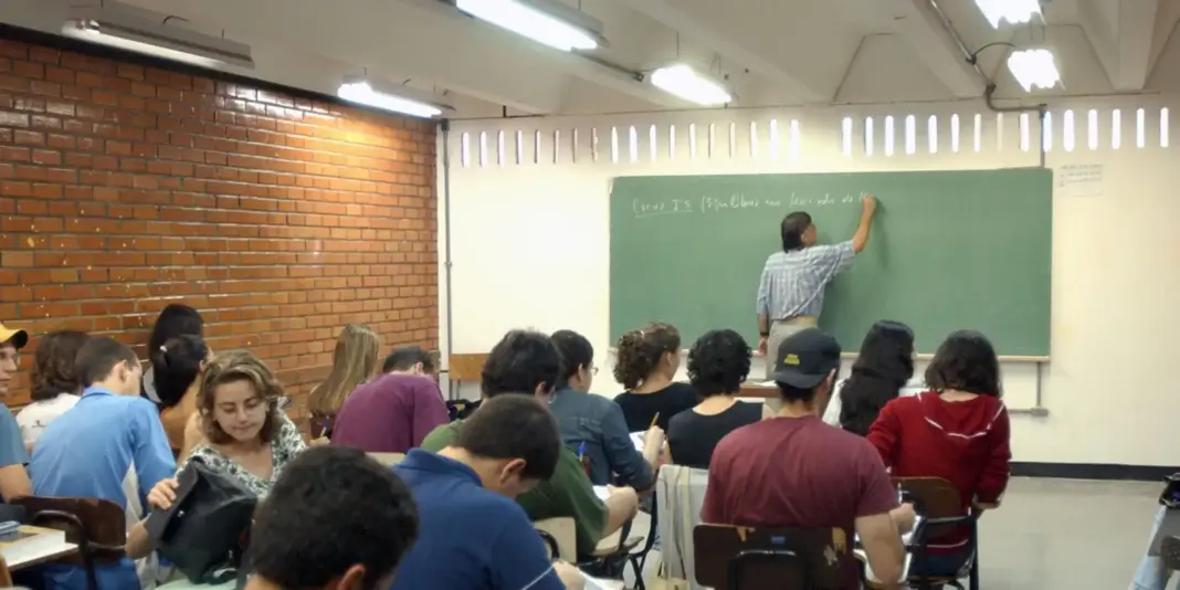 Metade dos professores formados em EAD apresenta desempenho abaixo do esperado