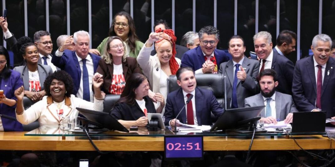 Câmara aprova em dois turnos PEC que extingue escala 6x1