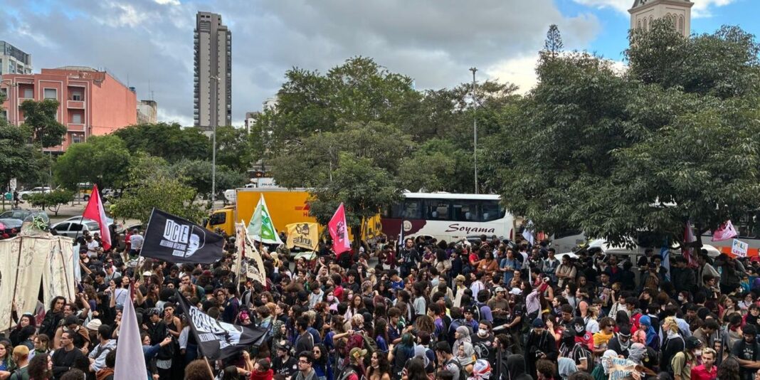 Estudantes criticam políticas educacionais durante ato na capital paulista