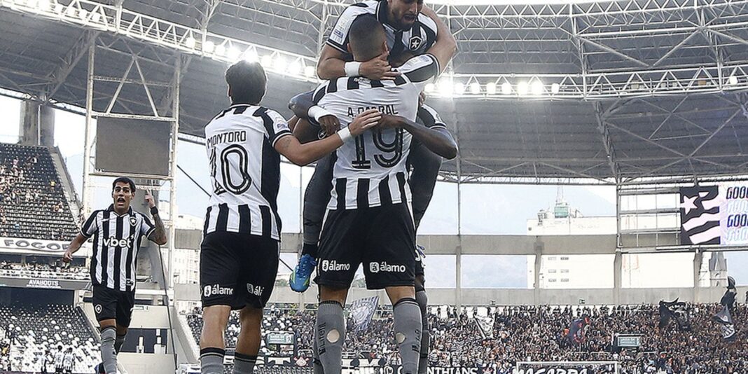 Botafogo derrota Corinthians no Brasileirão com três gols de Arthur Cabral