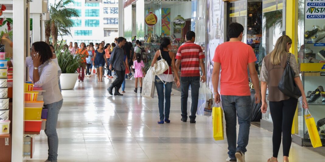 Atividade econômica registra queda de 0,7% em março devido à guerra no Irã