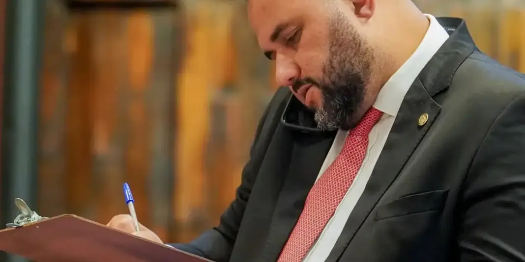 PF encontra mensagens com teor violento no celular de deputado preso no RJ