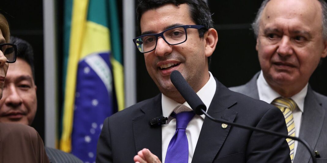 PF apura deputado do RJ e irregularidades em contratos de R$ 200 milhões