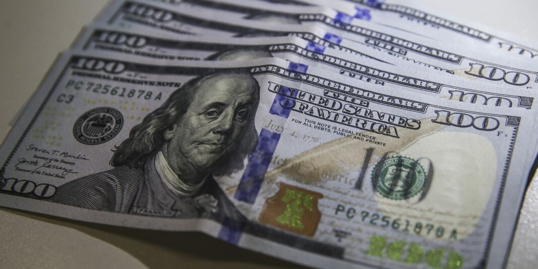 Dólar encerra cotação abaixo de R$ 4,90 pela primeira vez em 28 meses