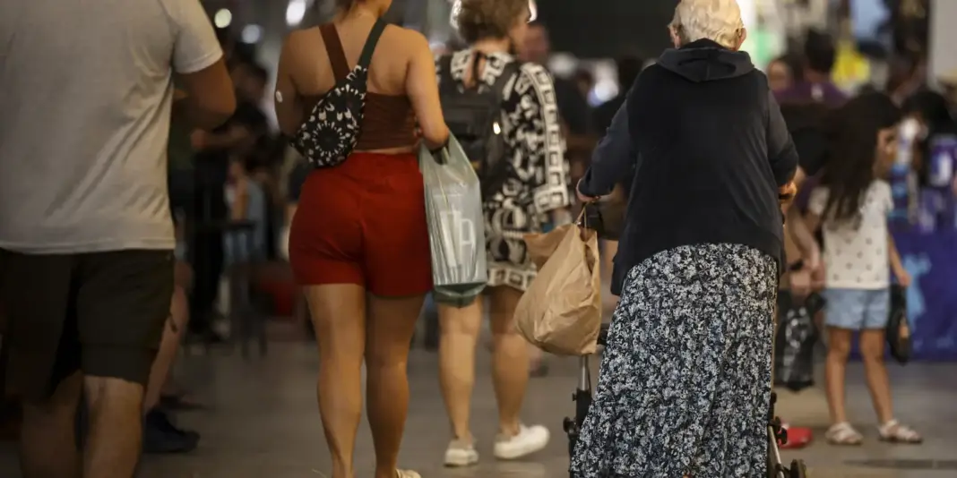 Defeitos em calçadas geram medo de queda em 42% dos idosos