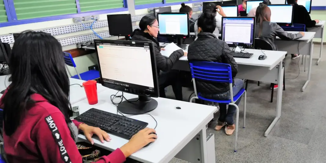 Brasil ultrapassa 100 mil escolas públicas com acesso à internet gratuita