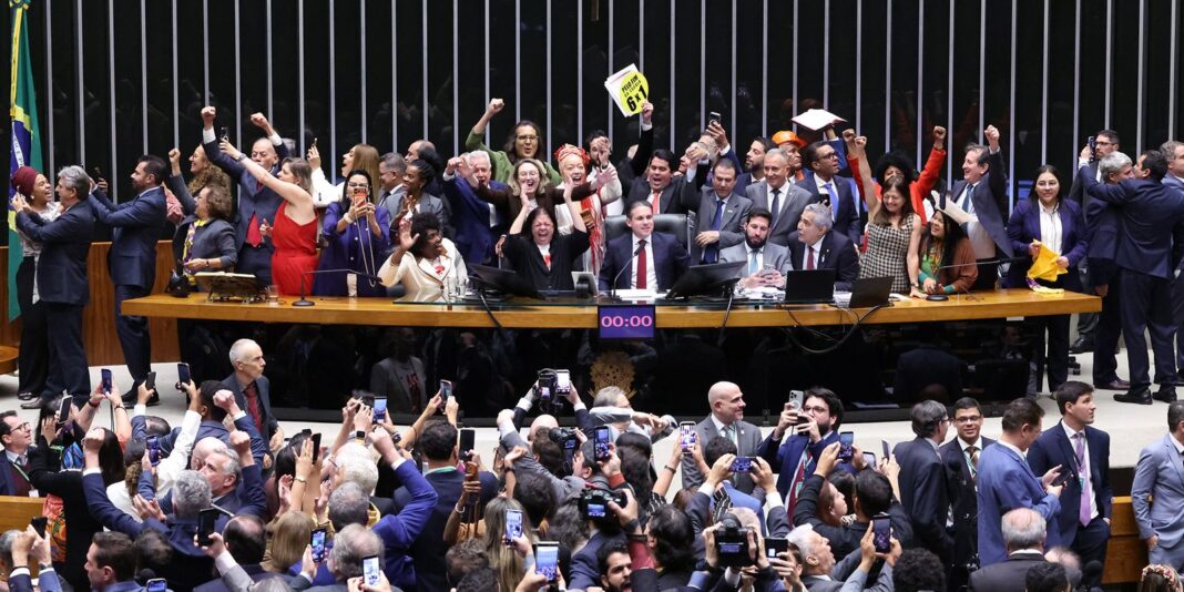 Deputados aprovam PEC que extingue escala 6x1 e estabelece jornada de 40 horas semanais