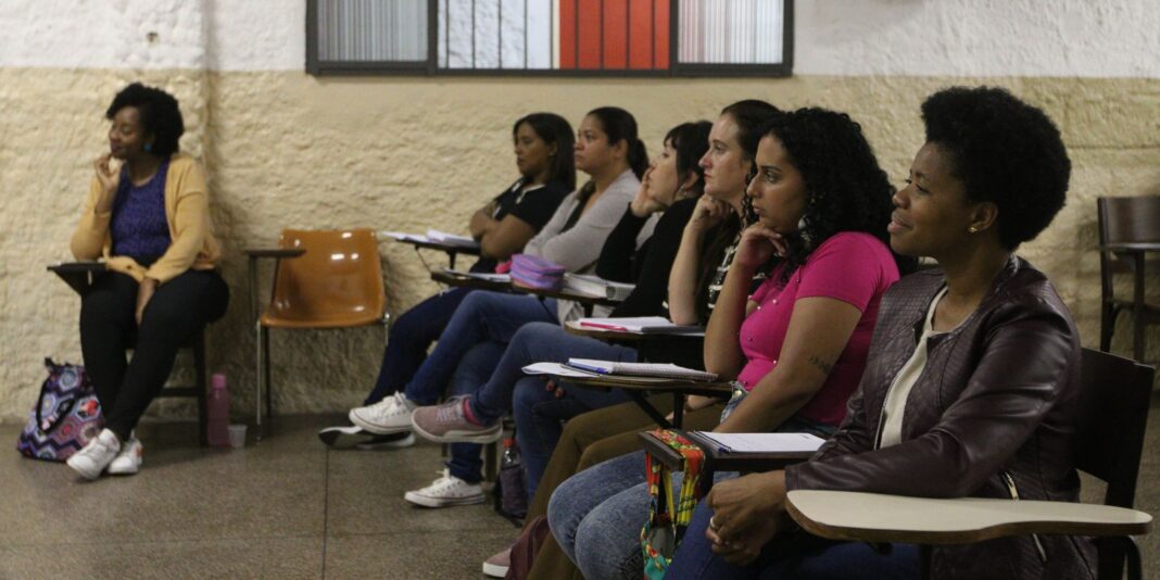 MEC oferece benefícios a 504 cursinhos populares em rede nacional